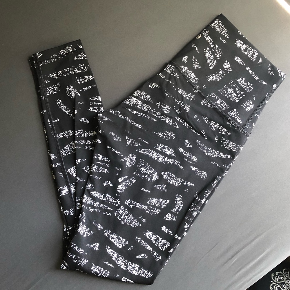 Lululemon B&W print leggings